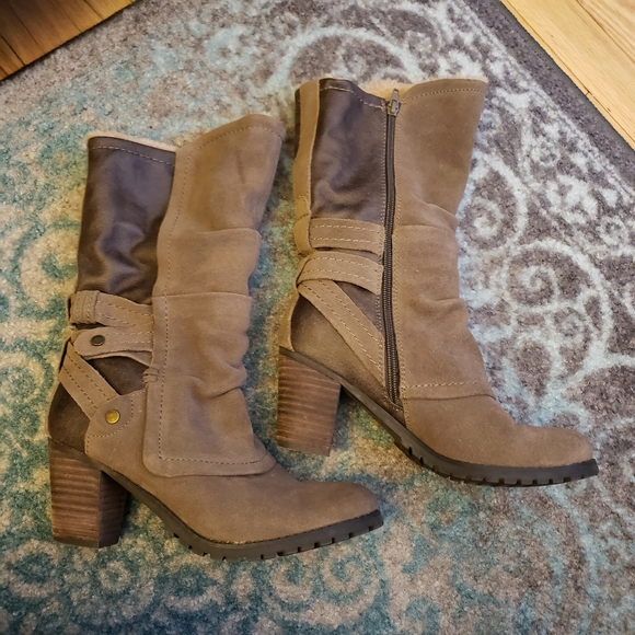 BareTraps Zandrea Stacked Heel Boot w/Stay Dry - Picture 8 of 8